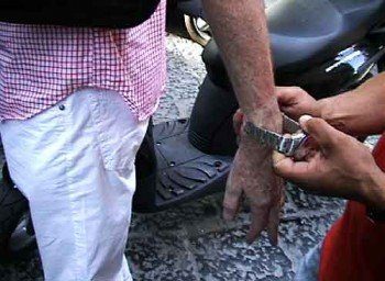 Attempt at lifting a Rolex in public